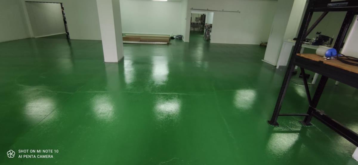 Pavimento de resina autonivelante verde recién aplicado